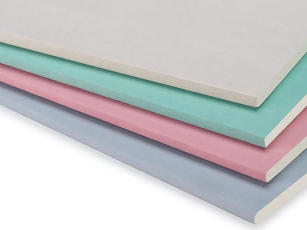 Placas de yeso laminado de distintos tipos apiladas